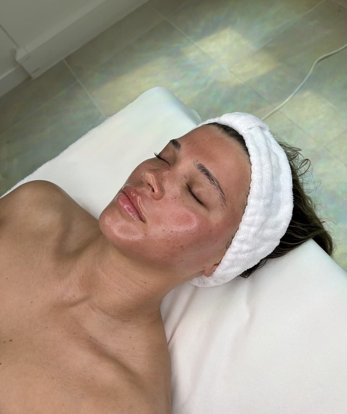 A client with glowing skin after a treatment at MSTA